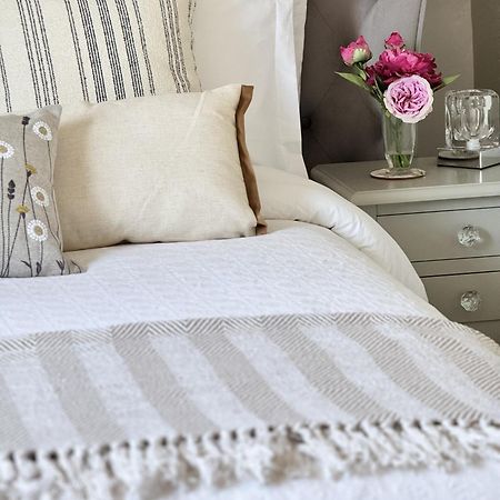 'Bramley Fall Cottage' ' On Site Ev Point - Attached Cottage,3 Separate Bedrooms -1 On Ground Level, Sleeps 6, 2 Bathrooms, Sandy Wittering Beach 8Min Drive, Rural Location, Child Friendly, Small Breed Dog Friendly, Private Parking Chichester Zewnętrze zdjęcie