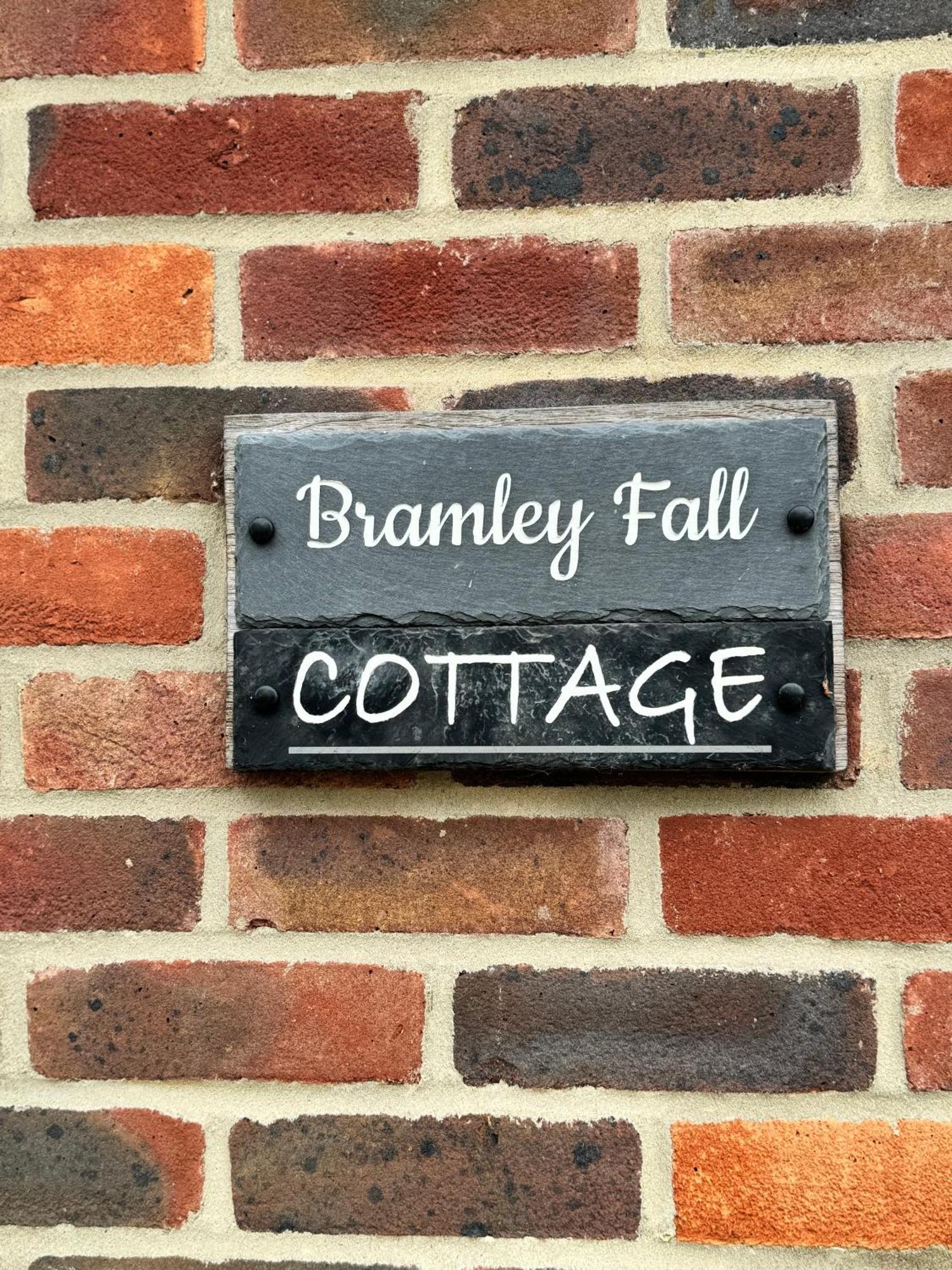 'Bramley Fall Cottage' ' On Site Ev Point - Attached Cottage,3 Separate Bedrooms -1 On Ground Level, Sleeps 6, 2 Bathrooms, Sandy Wittering Beach 8Min Drive, Rural Location, Child Friendly, Small Breed Dog Friendly, Private Parking Chichester Zewnętrze zdjęcie